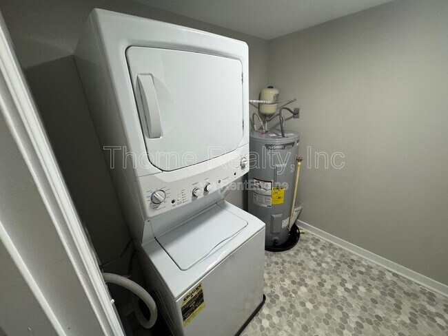 Building Photo - 821 Belleview Ave