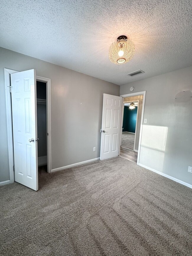 Building Photo - Eclectic & Charming Updated Ranch