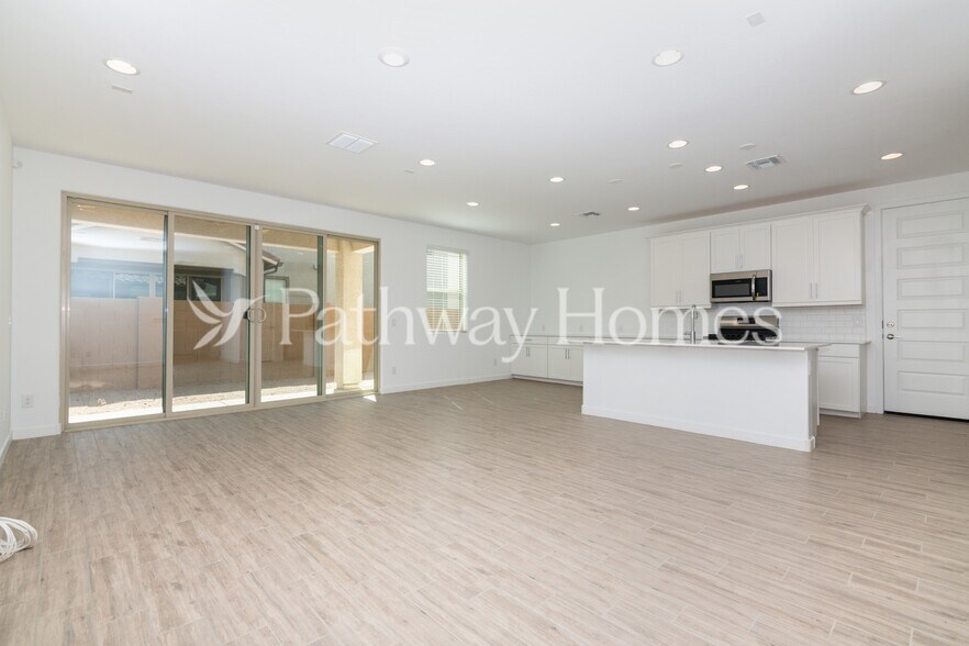 Building Photo - 9915 E Tiburon Ave