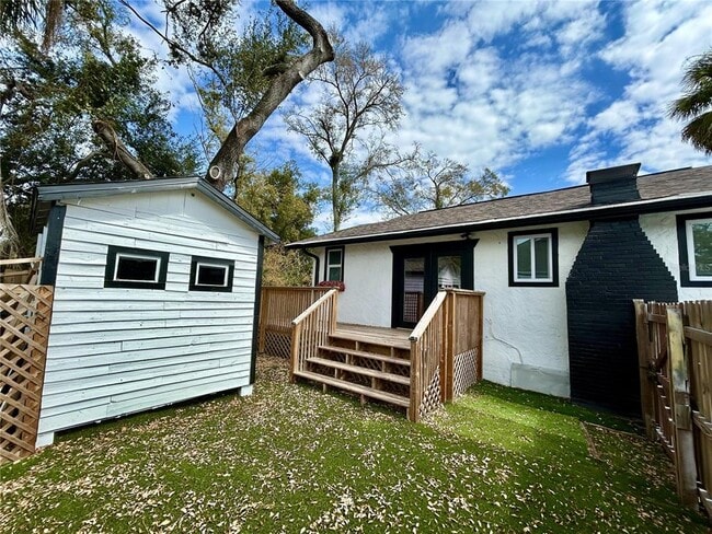 Building Photo - 706 E Flora St