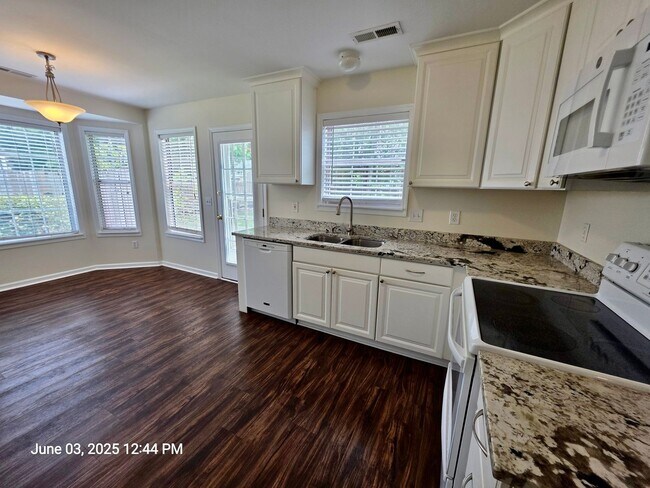 Building Photo - Thoughtfully updated 3 bedroom in Summervi...