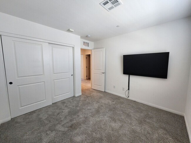 Building Photo - Charming 3BR/2.5BA Home in Las Vegas – Uti...