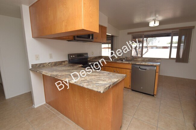 Building Photo - Spacious 3 Bed 2 Bath Eastside Home w/Huge Yard & Fireplace