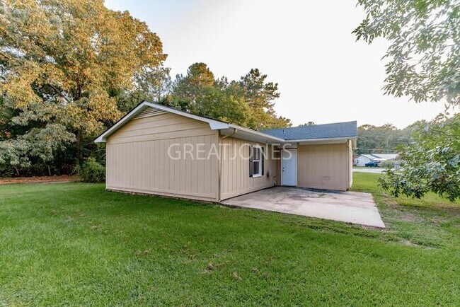 Building Photo - Charming 3 Bedroom in Raeford!