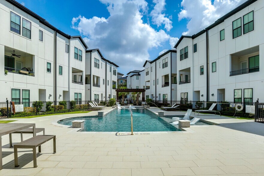 Building Photo - 2716 Grand Fountains Dr
