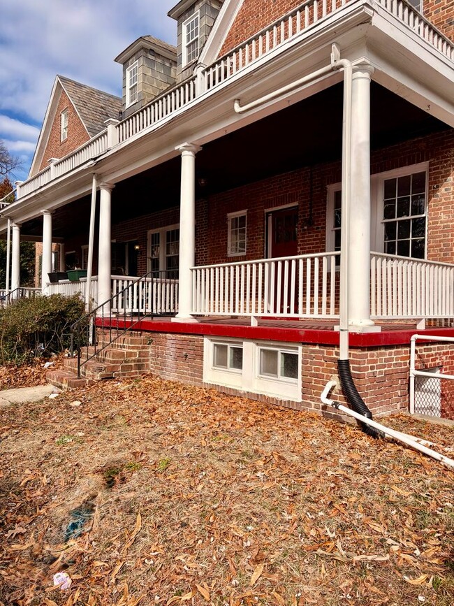 Building Photo - Huge townhome available. Four bedrooms three bath.