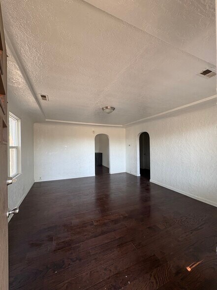 Building Photo - 1135 25th Ln