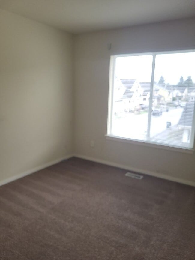 Building Photo - **$500 Move In Special**Beautiful 3 Bed 2.5 Bath 3 story home in South Hill Puyallup