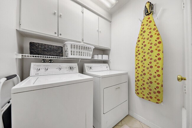 Building Photo - 699 Vista Lago Cir N