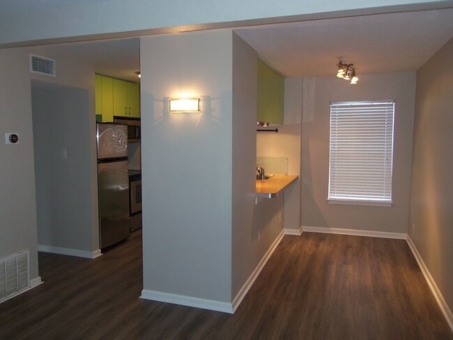 Building Photo - Courtyard Condo located between South 1st ...