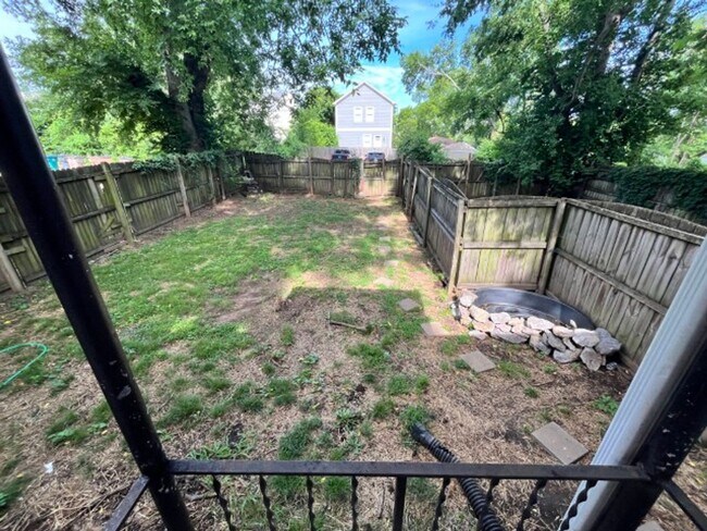 Building Photo - West Nashville 3BR Duplex