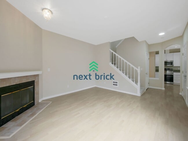 Building Photo - 2 Bed and 2.5 Bath Stunning Townhome is Available for Rent!