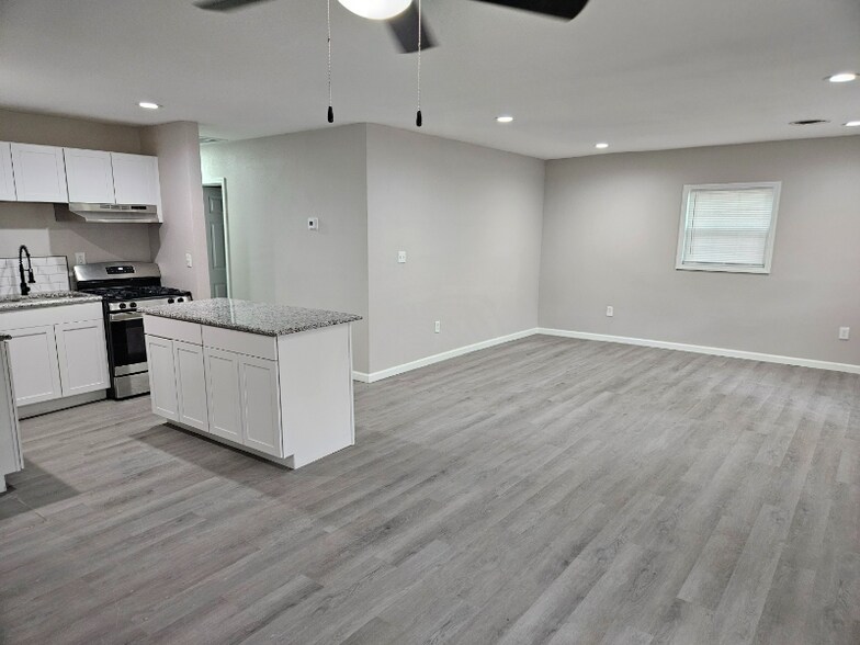 Building Photo - 3737 N Garrison Ave