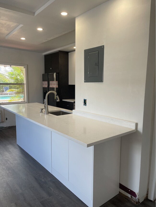 Building Photo - 1100 NE 9th Ave