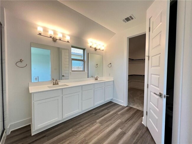 Building Photo - 577 Elm Green St