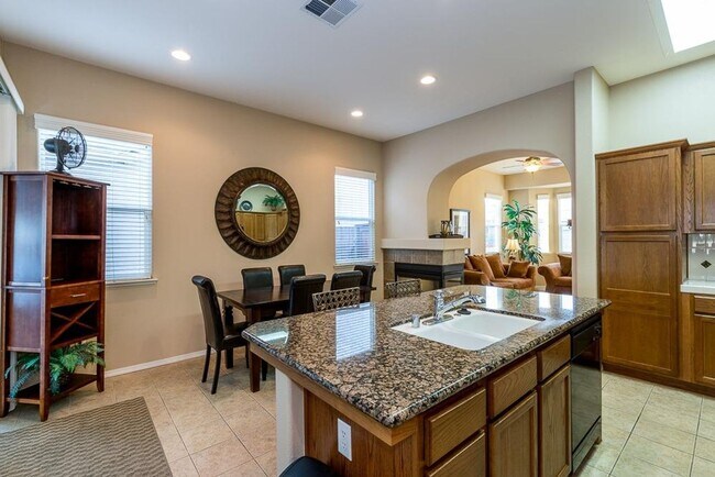 Building Photo - Updated North Clovis 3/2
