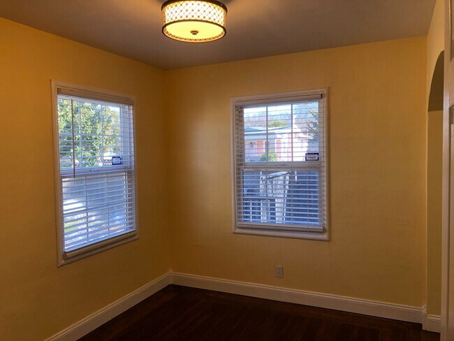 Building Photo - Lovely 3 Bed, 1 Bath, Home in Berkeley, with Hardwood Floors