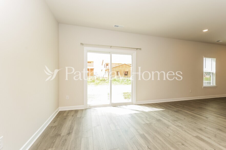 Building Photo - 3514 Quintana Dr