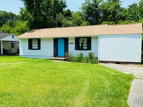 Building Photo - 3 bedrooms/2 baths