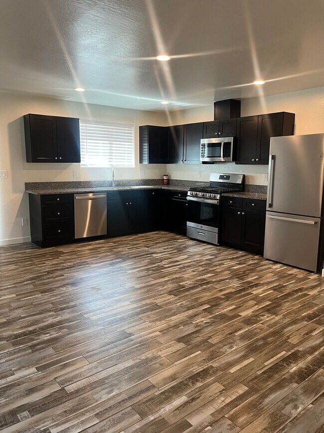Building Photo - ***3 BEDROOM/2.5 BATHROOM IN PRESCOTT VALLEY***