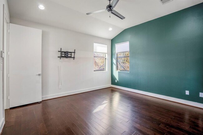 Building Photo - 3208 N MacGregor Way