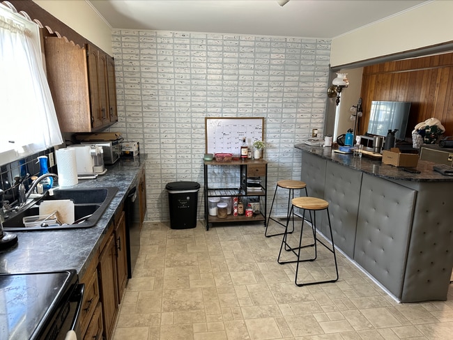 Building Photo - 214 S G St