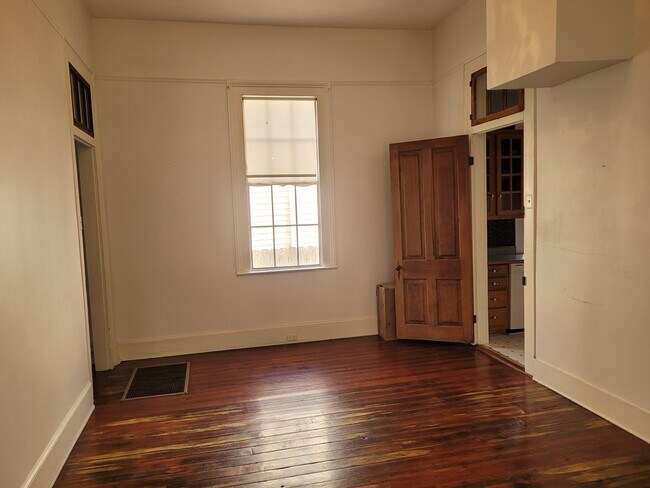 Building Photo - 220 Amelia St