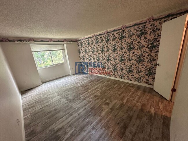Building Photo - 2840 S Kenton Ct