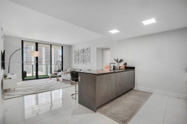 Building Photo - 1010 Brickell Ave