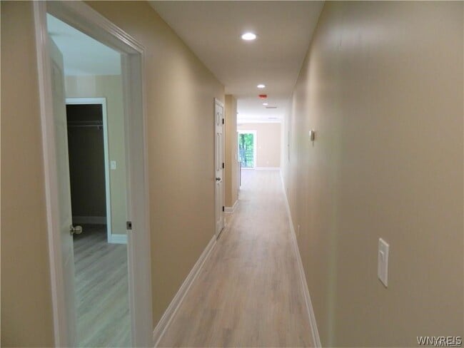 Building Photo - 417 Center St