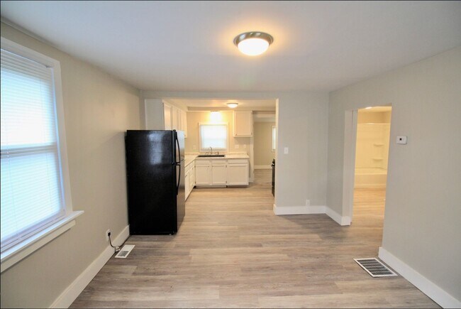 Building Photo - 2 Bed / 1 Bath Single-Family Home – N. Gaines Township