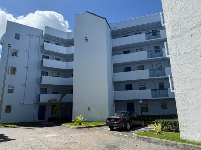Primary Photo - 9440 Fontainebleau Blvd