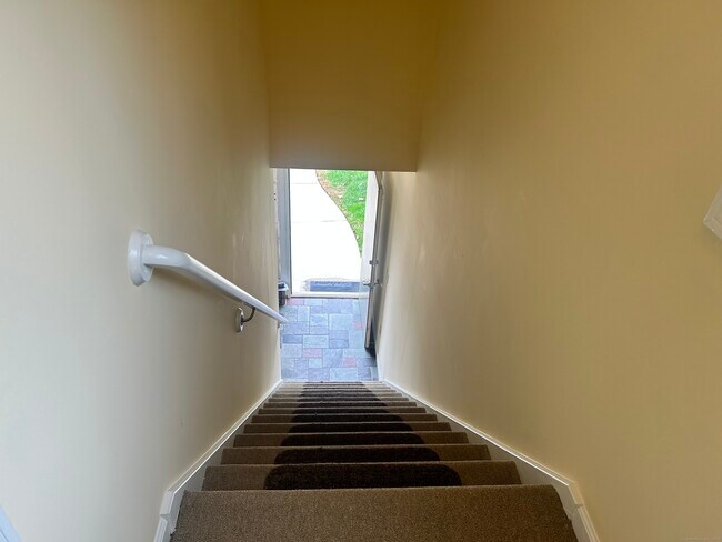 Building Photo - 1102 Summer Hill Dr