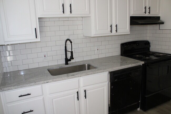 Building Photo - 4bed 2 full bath in Independence off Truma...