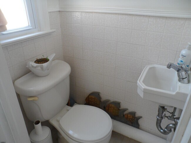 Building Photo - 205 N Essex Ave