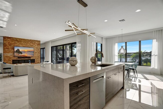 Building Photo - 17113 Aquavera Way