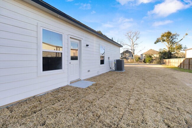 Building Photo - 104 Runnels St