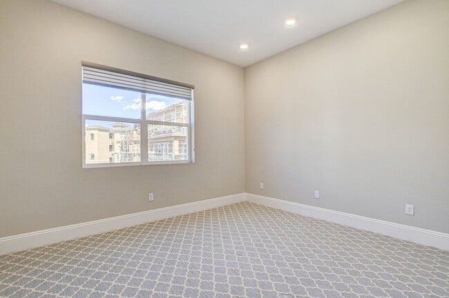 Building Photo - Mira Villa Condo