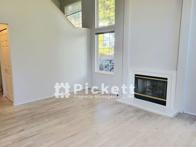 Building Photo - Lovely 3 Bedroom Ridgetop Townhome