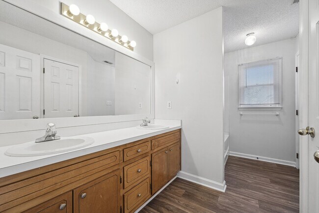 Building Photo - 131 Autumn Ridge Dr