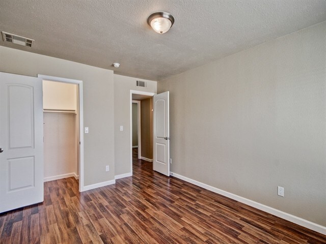 Building Photo - 10930 W Montecito Ave