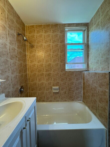 Building Photo - 489 Avon Ave