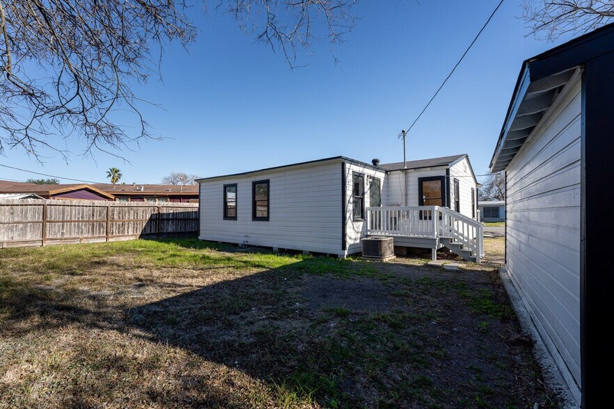 Building Photo - 4317 Amherst Dr