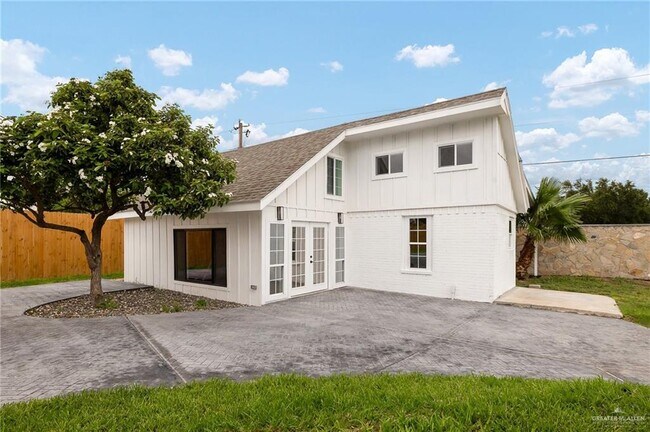 Building Photo - 12304 Lakeview Dr