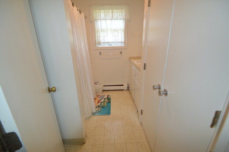 Clean and tidy bathroom - 28 Merton Rd