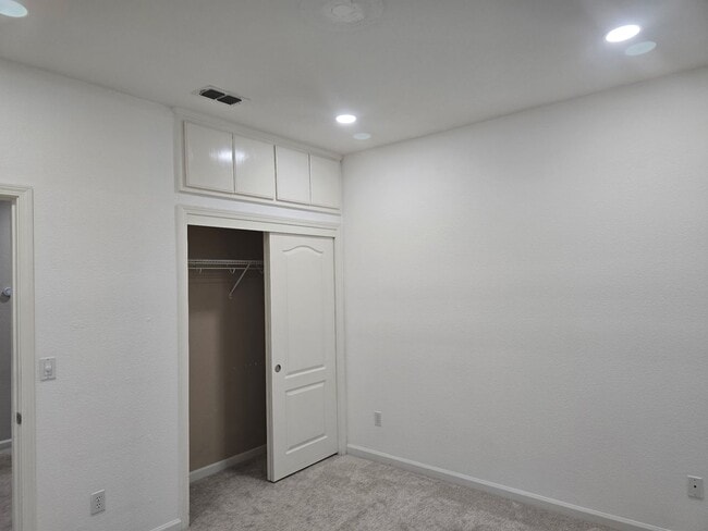 Building Photo - Big beautiful Home for rent in Visalia, Ca