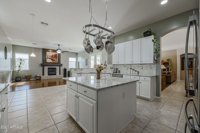 Building Photo - Gorgeous fully upgraded single level 4 bed home with private pool in North Peoria