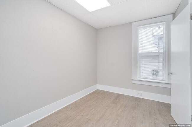 Building Photo - 818/818A Bowen St