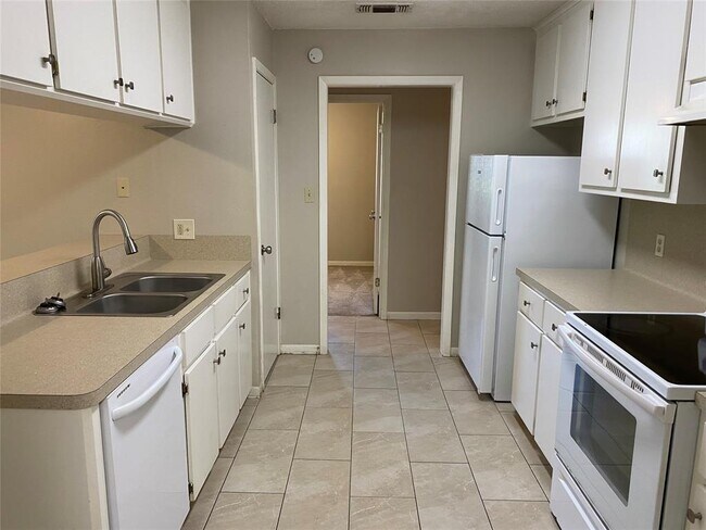Building Photo - 3011 Sand Dr