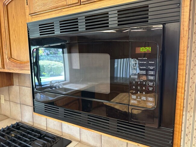 Building Photo - 475 E Mercedes Ave